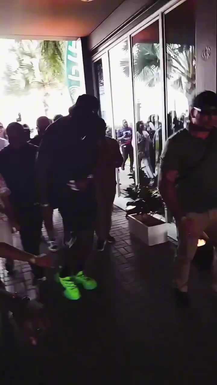 詹姆斯安哥拉之行花絮：与当地民众一同热舞 电梯偶遇微笑招手