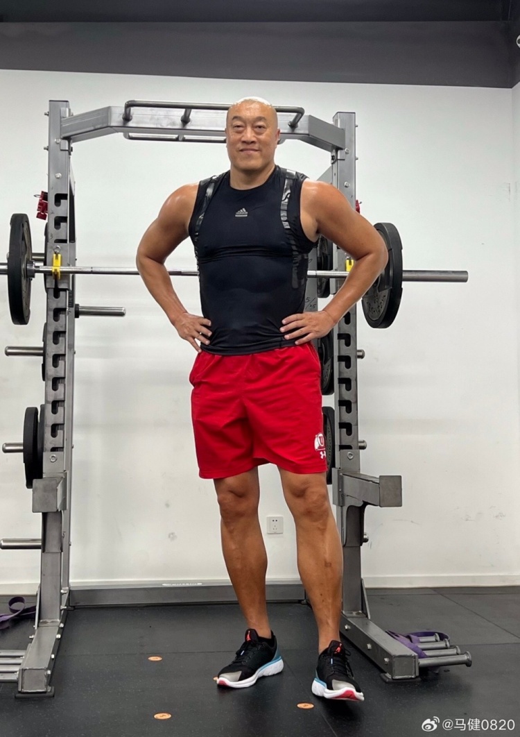 57岁马健晒健身照:退役23年体重每年1公斤匀速增长 表现还算及格