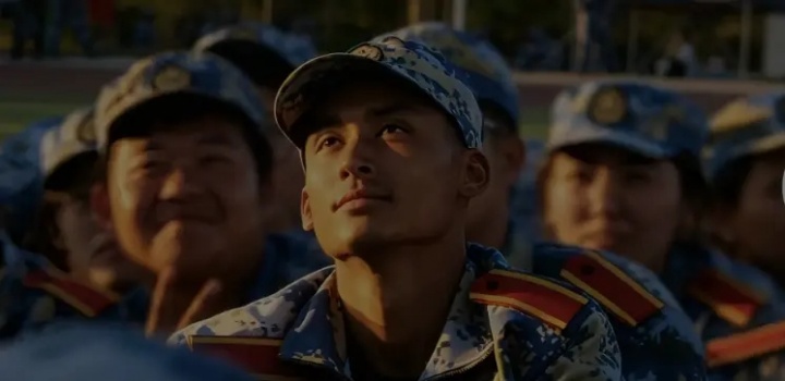 真的像!军训小哥因神似科比走红 网友:老师点名都得喊“曼巴” 真的像!军训小哥因神似科比走红 网友:老师点名都得喊“曼巴”