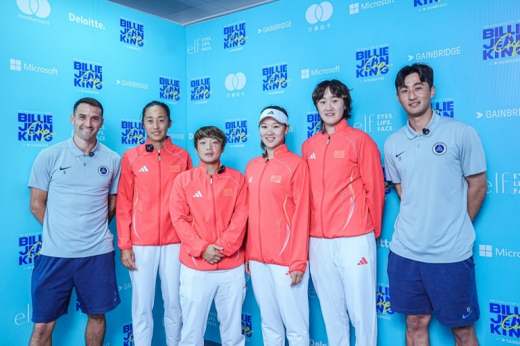 彭鹏、周定洋现身比利简金杯总决赛⚽️🎾探班中国女网队员