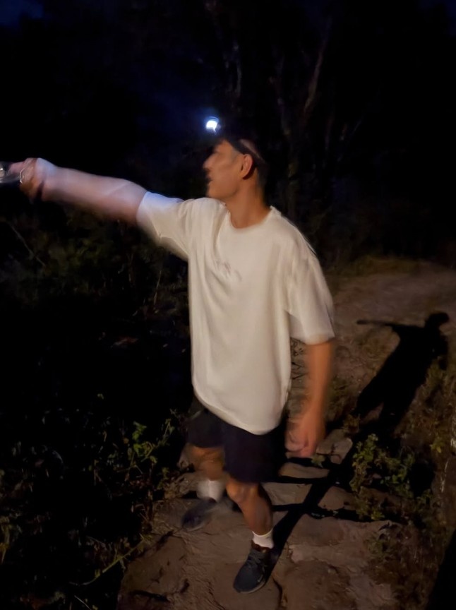 这是哪里呀？武磊晒休假照，夜爬+看日出