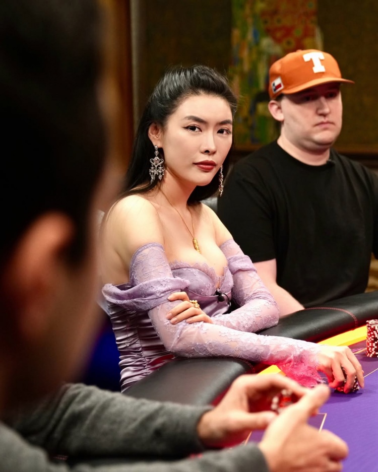 又一次同框了！美女牌手All In姐晒与库里牌桌前同框合照