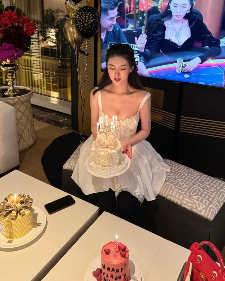 又一次同框了！美女牌手All In姐晒与库里牌桌前同框合照